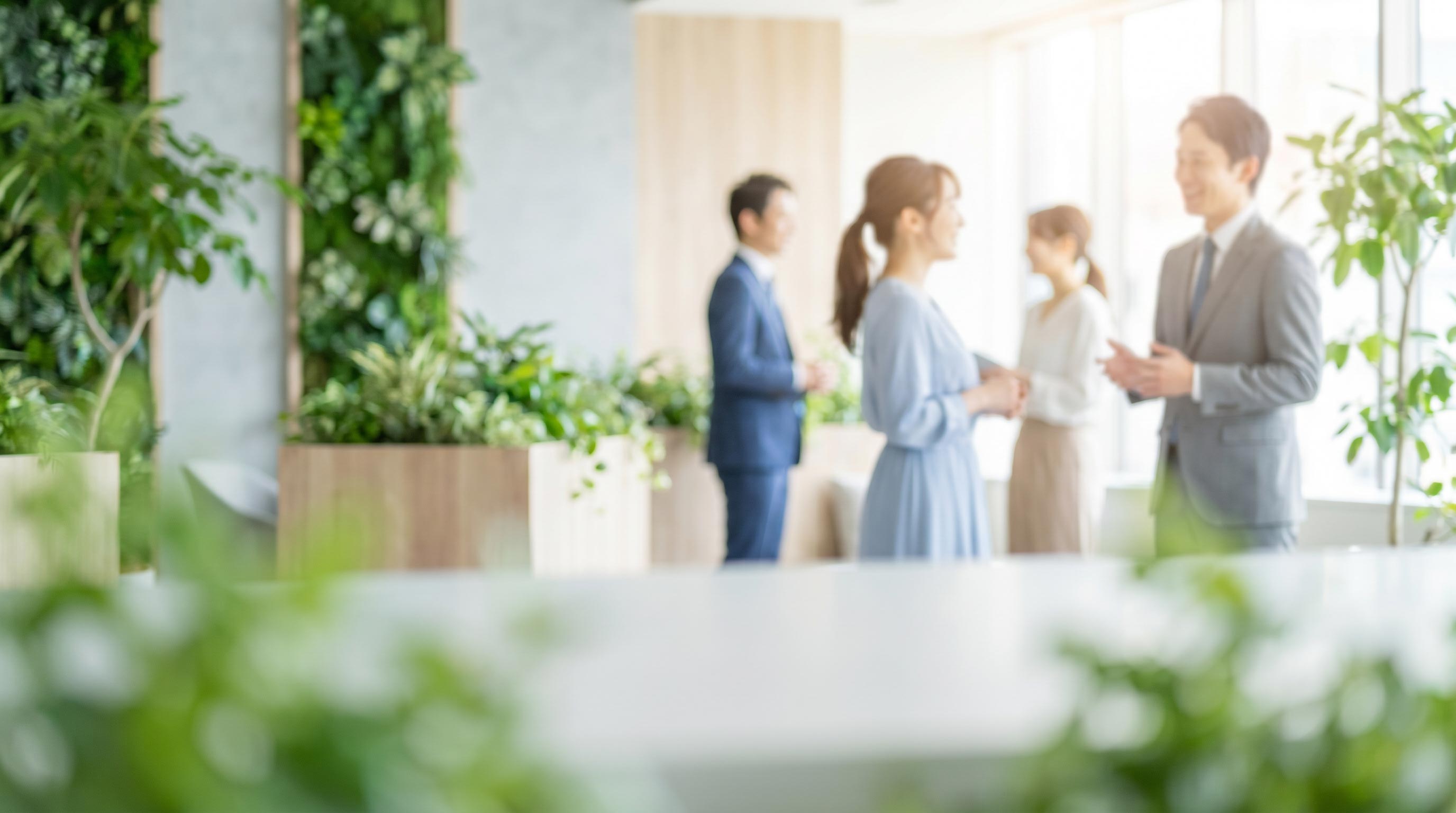 オリジナルデザインで印刷した紙製クリアファイルを配布している様子